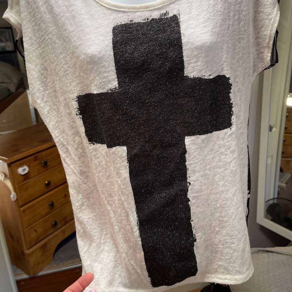 🕷Cross shirt size small